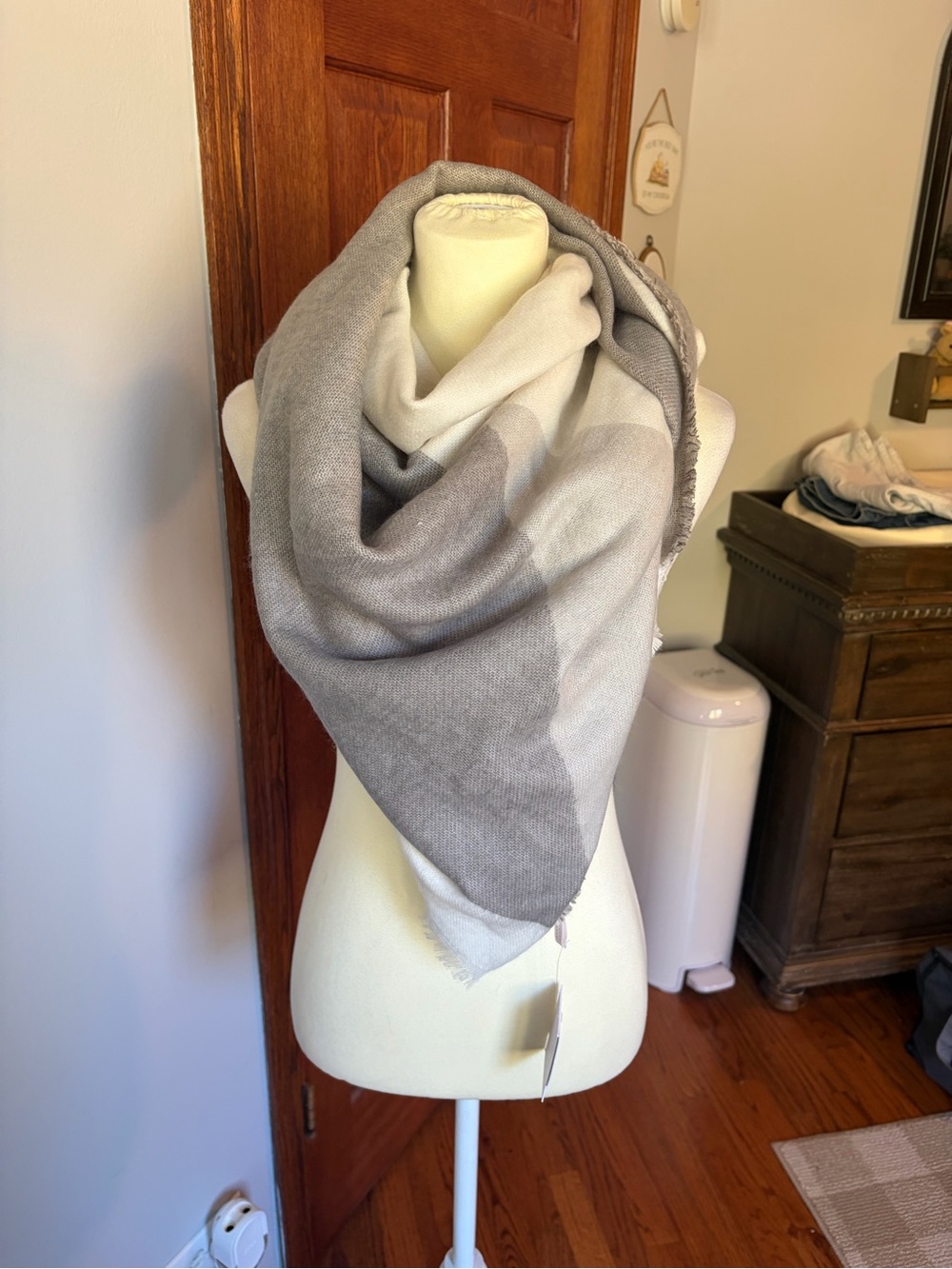 LC Lauren Conrad Gray and white gradient scarf with fringe #gradient #fringe